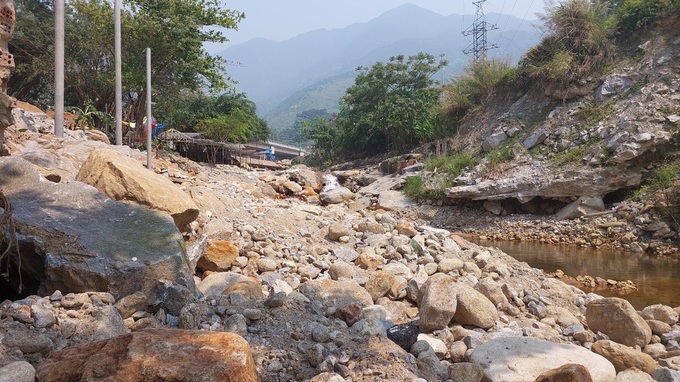 Illegal tourism services rampant by Danang stream - 3