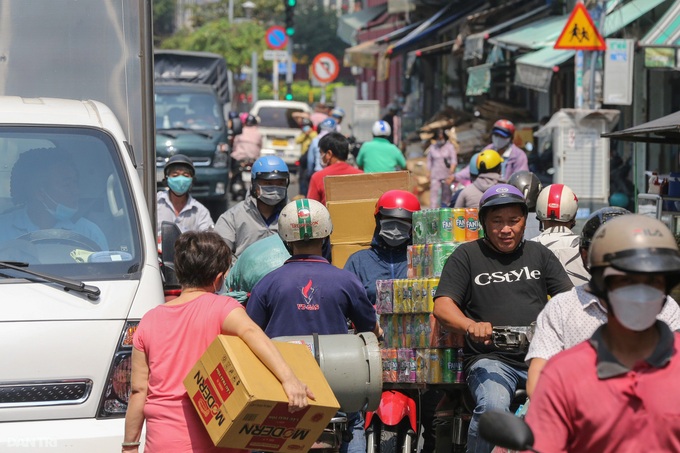 Serious traffic congestion on HCM City streets - 2