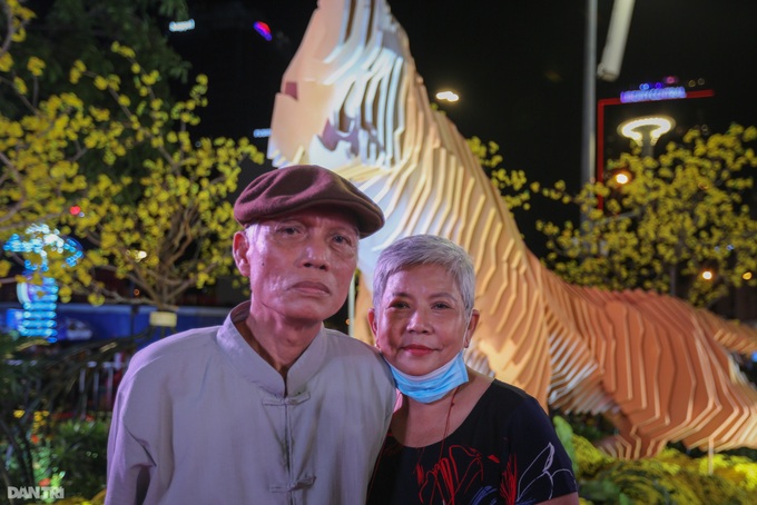 Nguyen Hue Flower Street crowded on opening day - 5