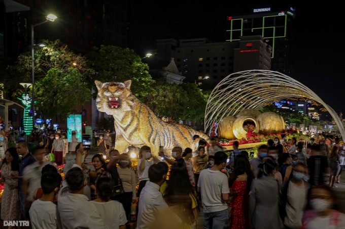 Nguyen Hue Flower Street crowded on opening day - 7