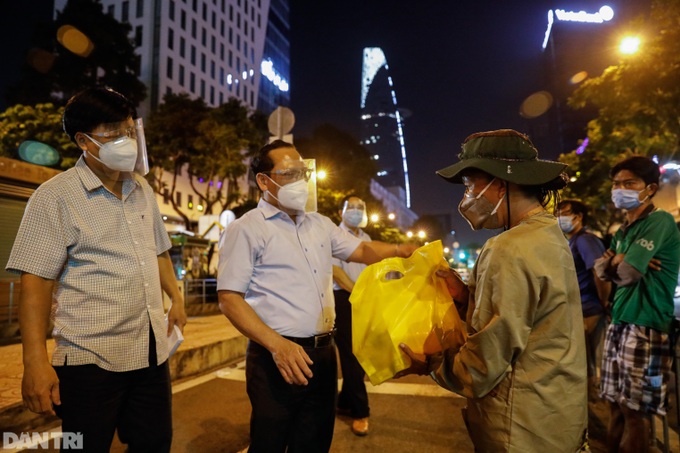 Homeless people struggle during HCM City social distancing - 10 Homeless people struggle during HCM City social distancing - 10