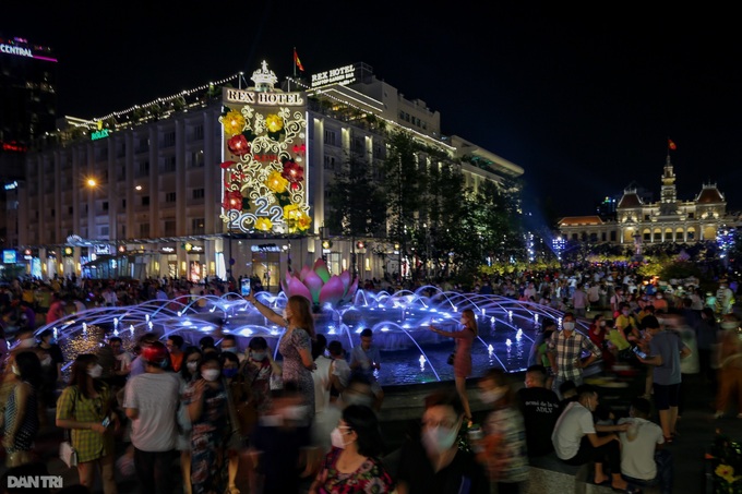 Nguyen Hue Flower Street crowded on opening day - 6
