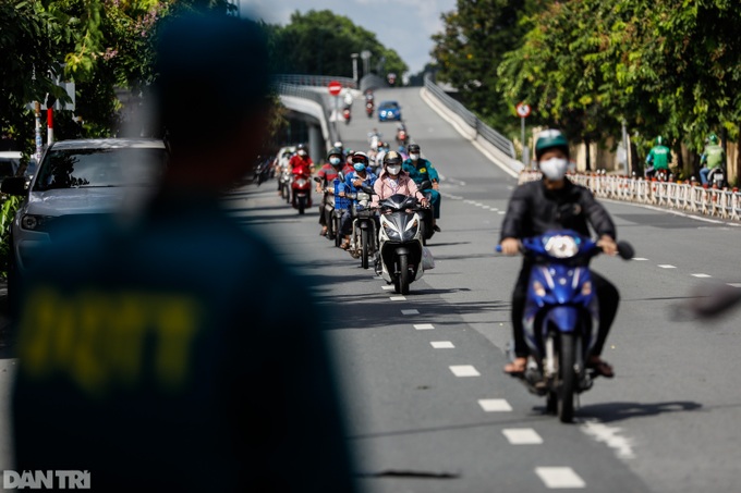 HCM City urges people to stay home as roads crowded - 6 HCM City urges people to stay home as roads crowded - 6