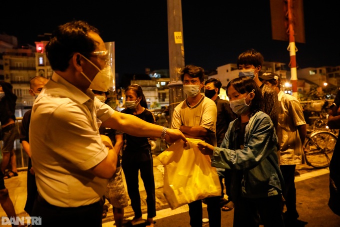 Homeless people struggle during HCM City social distancing - 11 Homeless people struggle during HCM City social distancing - 11