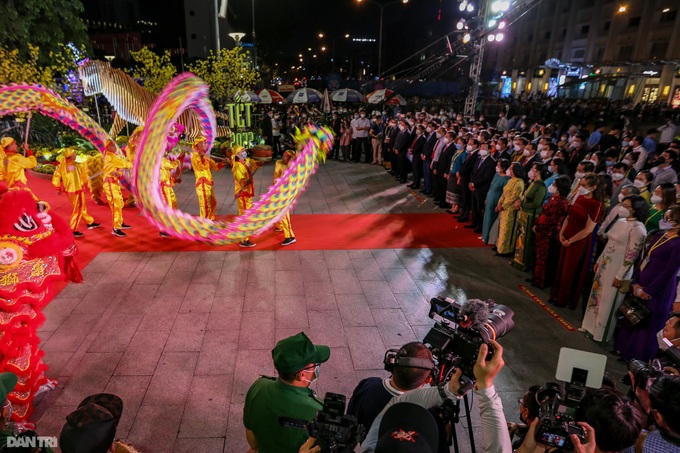 Nguyen Hue Flower Street crowded on opening day - 1