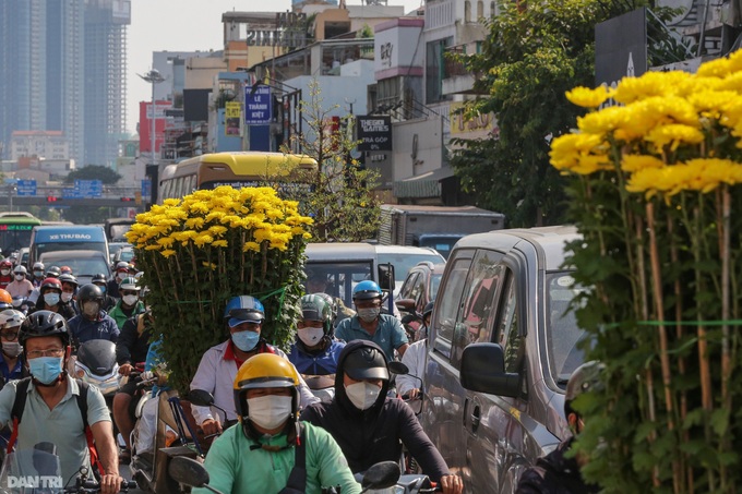 Serious traffic congestion on HCM City streets - 3