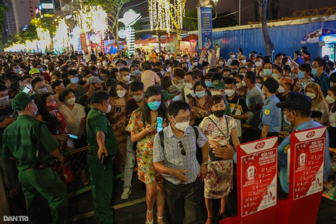 Nguyen Hue Flower Street crowded on opening day - 2