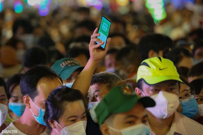 Nguyen Hue Flower Street crowded on opening day - 3