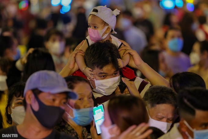 Nguyen Hue Flower Street crowded on opening day - 4