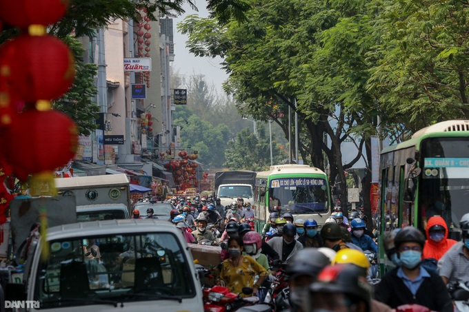 Serious traffic congestion on HCM City streets - 7