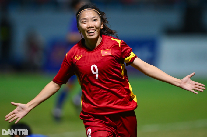 Female Vietnamese football star set for Portugal - 1