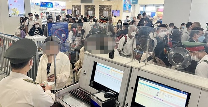 Passenger banned from flying for using fake papers - 1