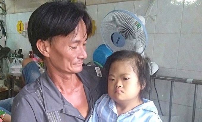 Poor man in dire need of support to save ailing daughter - 1