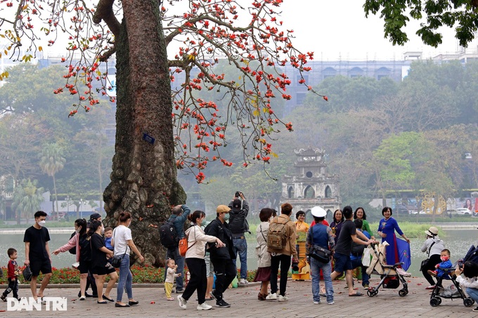 Hanoi’s public places crowded amid Covid-19 infection fall - 2