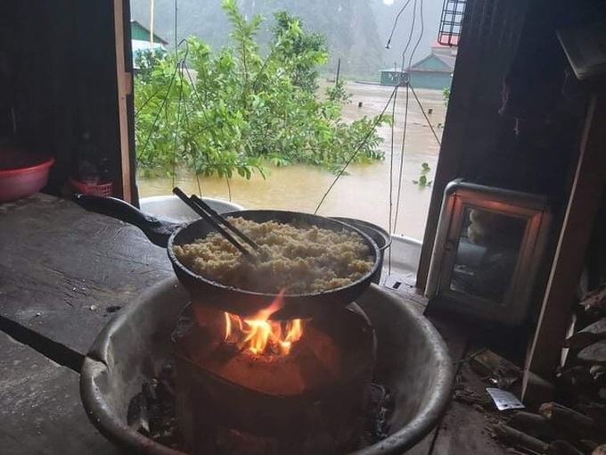 Floating shelters house people in Vietnam’s flood-hit areas - 3