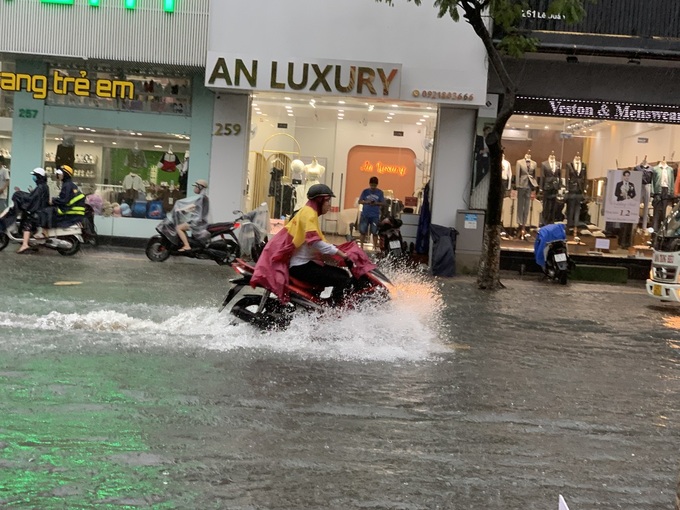 Schools closed as central localities face rising floods - 4