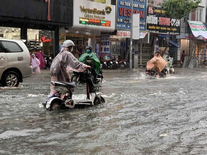 Schools closed as central localities face rising floods - 3