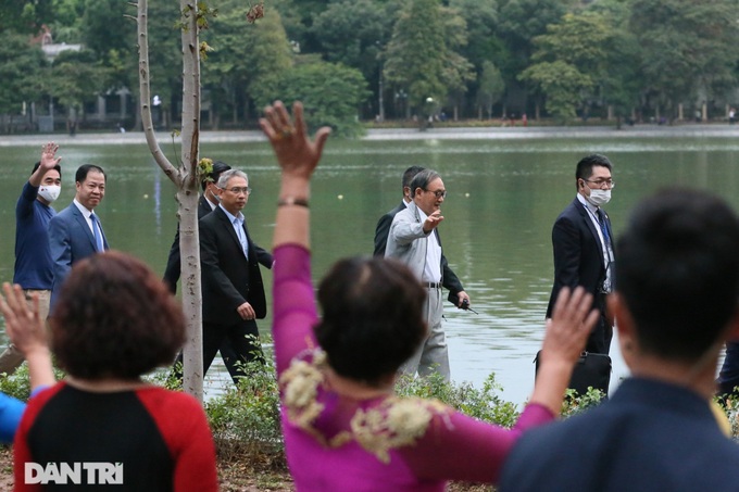 Japanese PM takes Hoan Kiem Lake stroll - 3 Japanese PM takes Hoan Kiem Lake stroll - 3