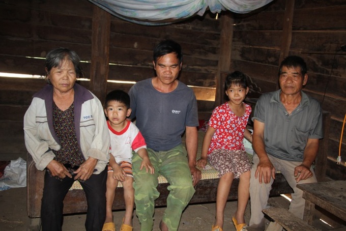 Blind man gets help from readers to raise children - 1 Blind man gets help from readers to raise children - 1