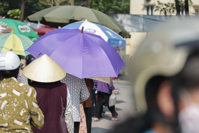 Thousands queue for free rice in Hanoi - 8 Thousands queue for free rice in Hanoi - 8