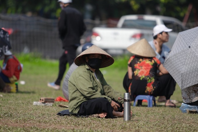 Thousands queue for free rice in Hanoi - 4 Thousands queue for free rice in Hanoi - 4