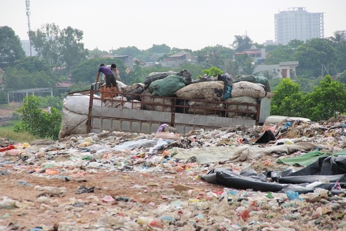 Dumping site tortures Sam Son residents - 4