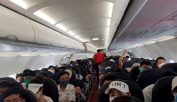 Tan Son Nhat Airport overcrowded again after social distancing - 4 Tan Son Nhat Airport overcrowded again after social distancing - 4