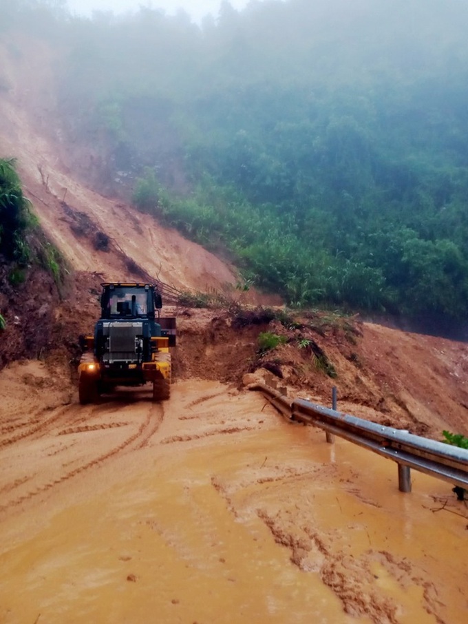 Heavy rain causes severe landslides in Thua Thien-Hue - 2 Heavy rain causes severe landslides in Thua Thien-Hue - 2