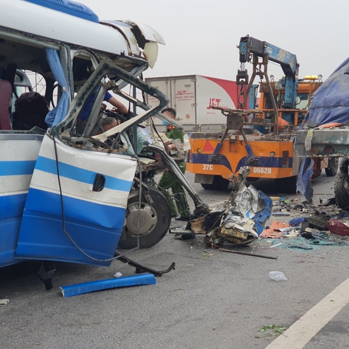 One killed in Nghe An passenger bus crash - 2