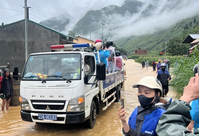 Over 1,000 stranded tourists get support during Ha Giang flash floods - 2