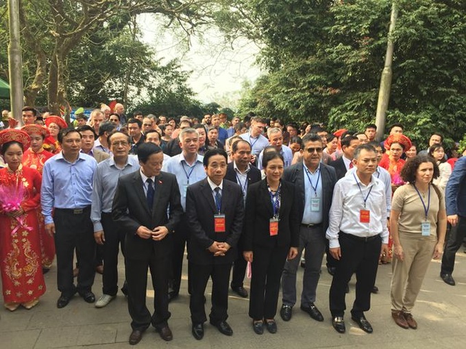 Foreign diplomats pay visit  to Hung Kings Temple - 1