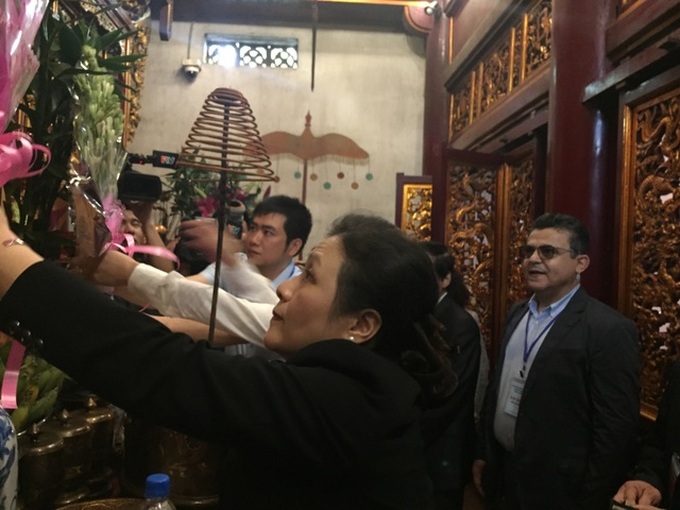 Foreign diplomats pay visit  to Hung Kings Temple - 3