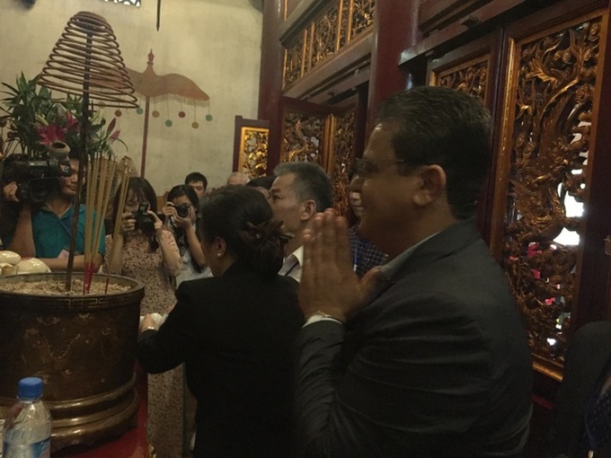 Foreign diplomats pay visit  to Hung Kings Temple - 4