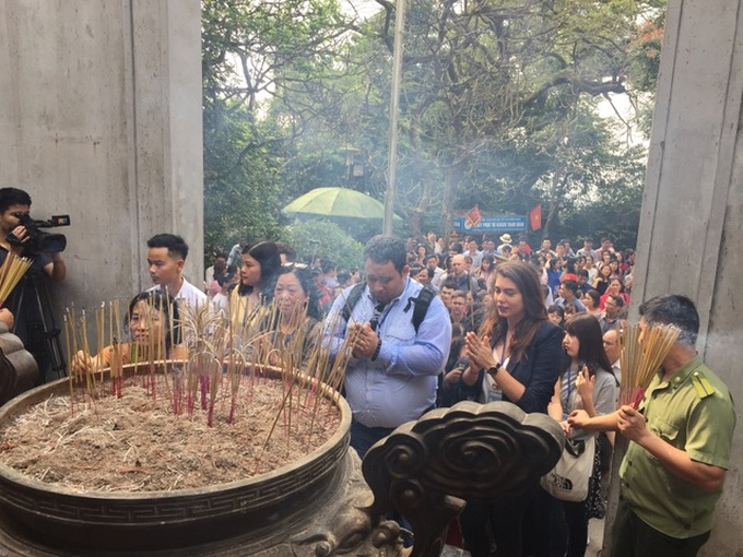 Foreign diplomats pay visit  to Hung Kings Temple - 6