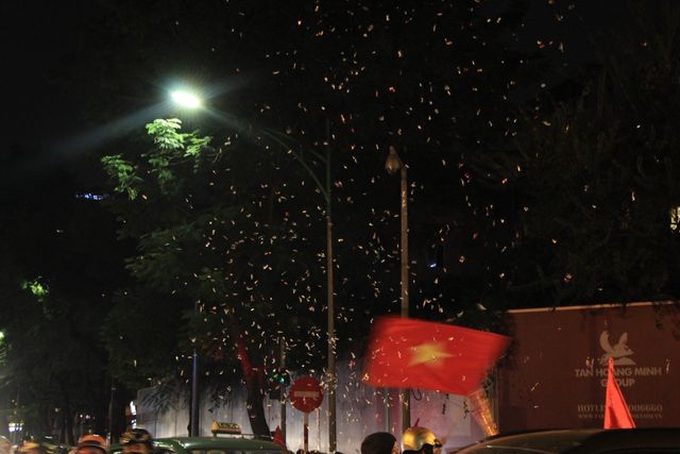 Football fans hit Hanoi streets after victory over UAE - 6 Football fans hit Hanoi streets after victory over UAE - 6