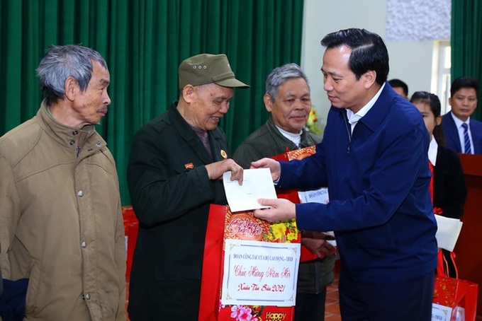 Ministry helps the poor and policy beneficiaries enjoy Tet - 1