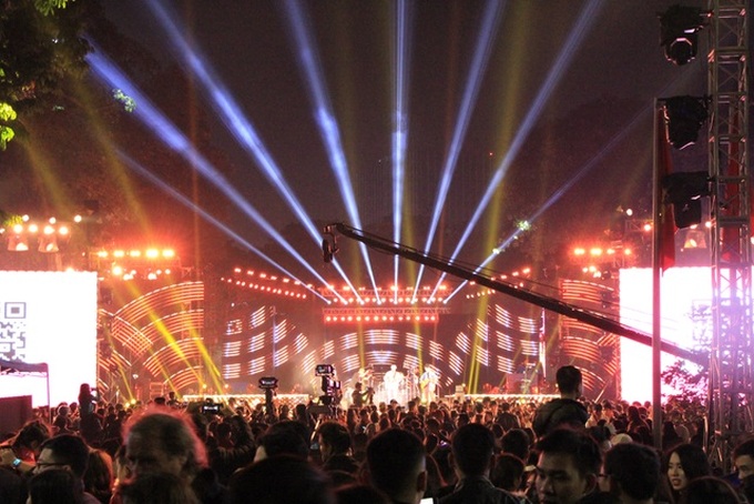 Thousands fill the streets to welcome New Year - 3