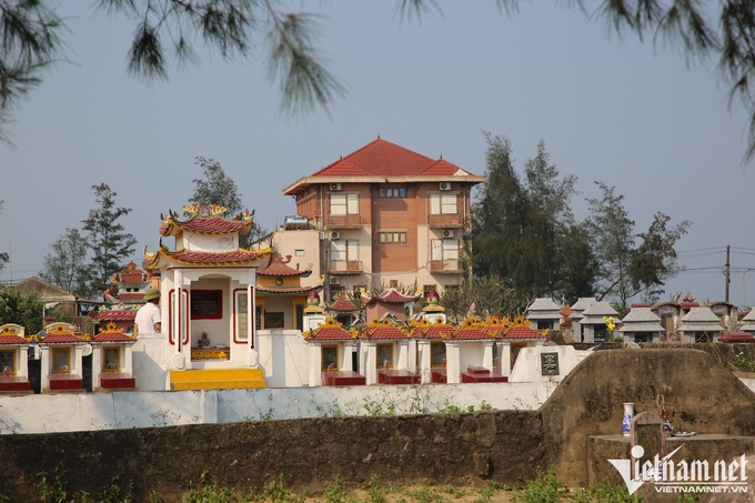 Cemetery near Ha Tinh beach to be relocated - 4 Cemetery near Ha Tinh beach to be relocated - 4