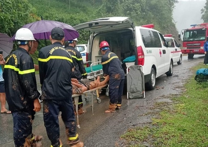 11 die as passengers bus buried in Ha Giang landslide - 3 11 die as passengers bus buried in Ha Giang landslide - 3
