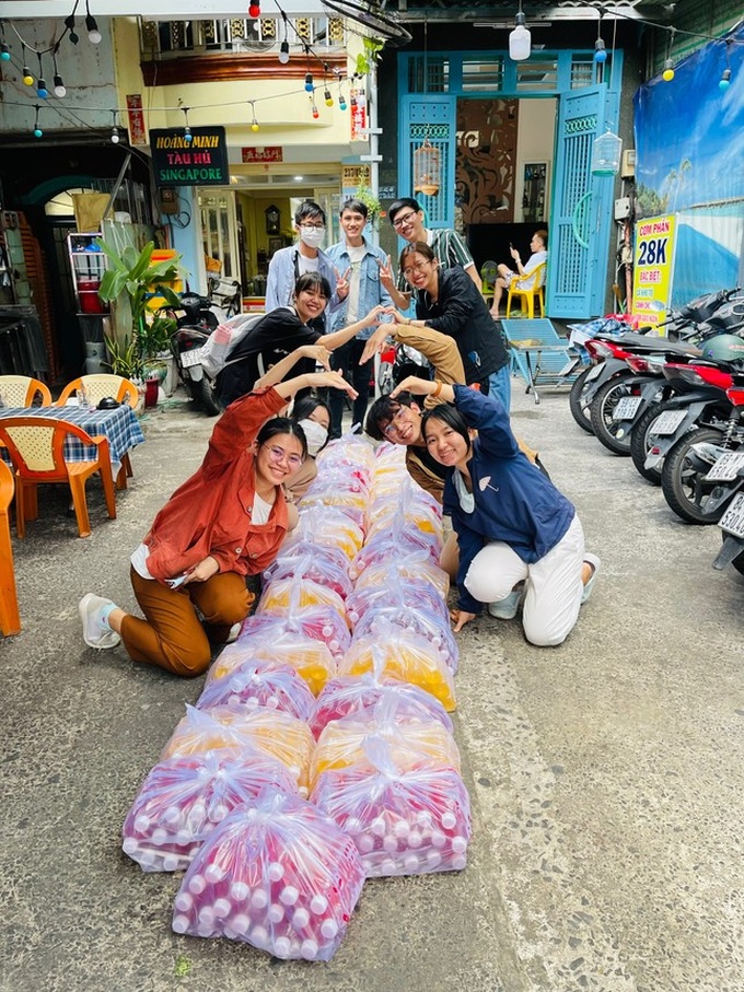 HCM City students offer free meals to homeless people - 3