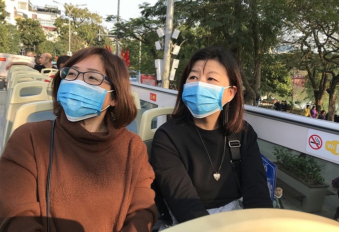 Hanoi bus passengers offered masks amid Coronavirus outbreak - 4