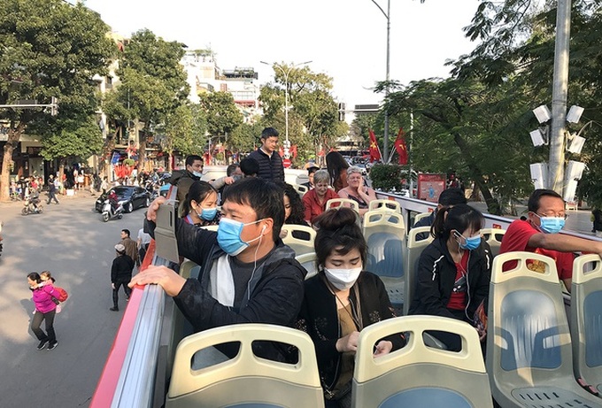 Hanoi bus passengers offered masks amid Coronavirus outbreak - 2