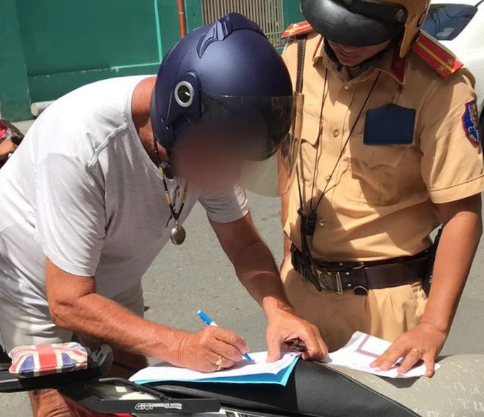 HCM City cracks down on motorbike rental services - 1