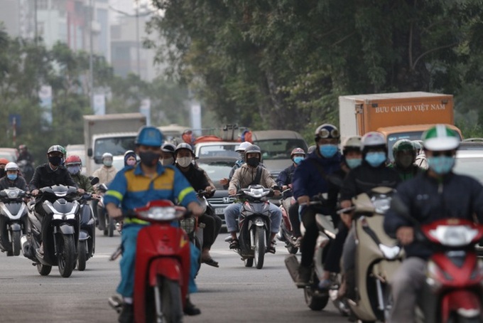 Hanoi streets crowded again despite social distancing instruction - 2