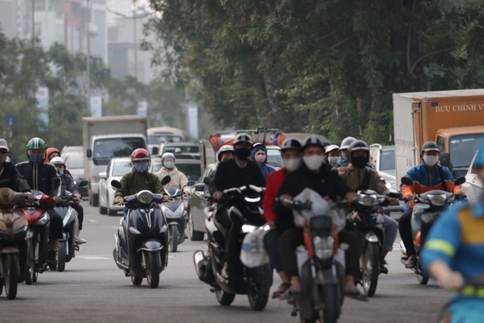 Hanoi streets crowded again despite social distancing instruction - 1