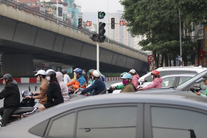 Hanoi streets crowded again despite social distancing instruction - 3