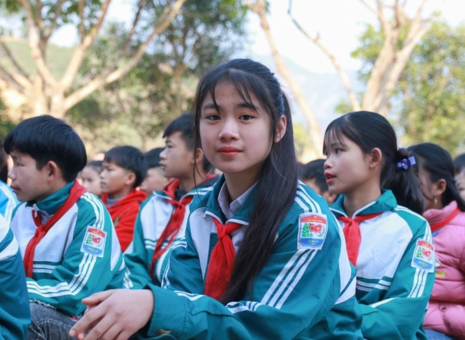 Hundreds of coats given to mountainous students - 3