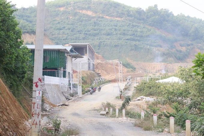 Hoa Binh residents block rubbish trucks to protest against pollution - 2