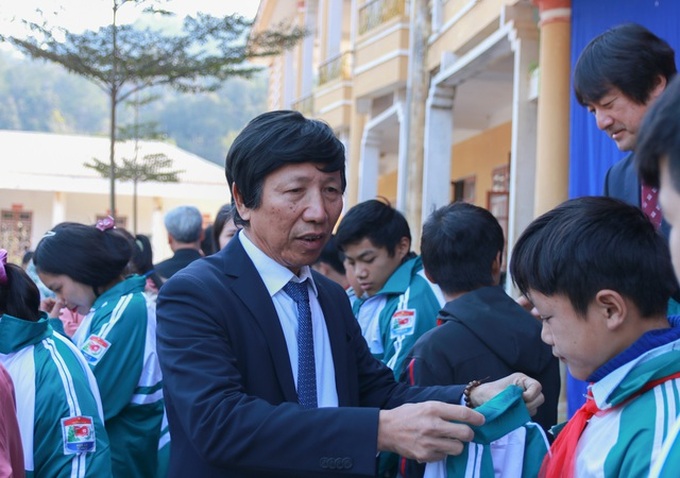 Hundreds of coats given to mountainous students - 1