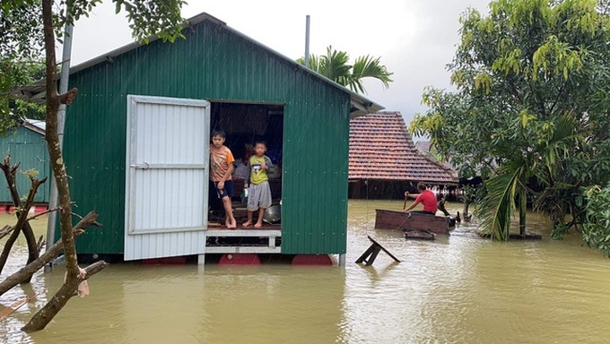 Floating shelters house people in Vietnam’s flood-hit areas - 1